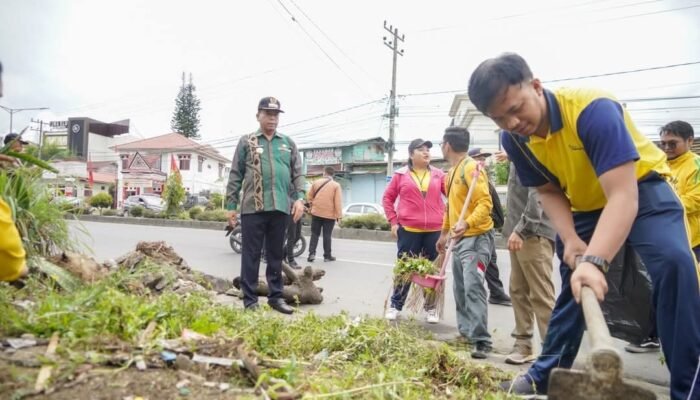 Bupati Karo Tinjau Langsung Aksi Gotong Royong Massal ASN, Canangkan Gerakan Jumat Bersih