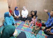 Datangi Rumah Warga, Ketua TP PKK Palembang Salurkan Bantuan Makanan Tambahan Bagi Anak Berisiko Stunting
