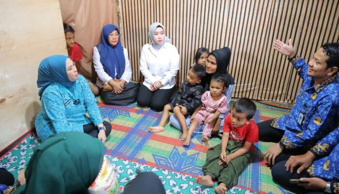 Datangi Rumah Warga, Ketua TP PKK Palembang Salurkan Bantuan Makanan Tambahan Bagi Anak Berisiko Stunting