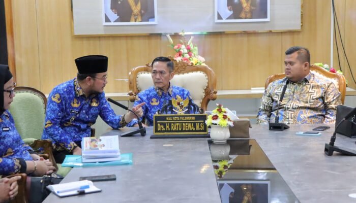 Ratu Dewa dan Prima Salam Support Ramanisa White Manfaatkan Tiang LRT untuk Media Promosi