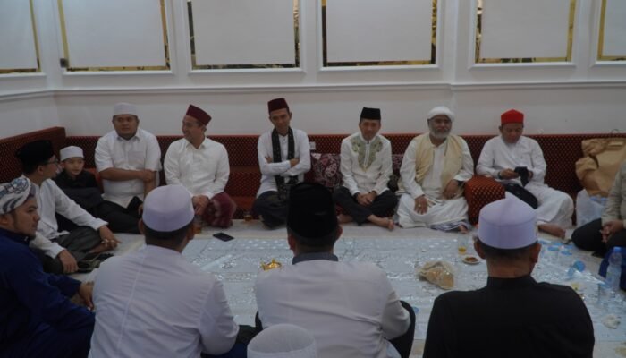 Hadir dalam Silahturahmi BPD HIPMI Sumsel, Ratu Dewa dan Prima Salam Sholat Isya dan Tarawih Bersama UAS