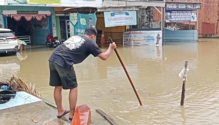 Palembang Masih Digenangi Banjir, Aktivitas Warga Terganggu