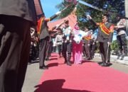 Prosesi Pedang Pora Sambut Kapolres Tanah Datar Yang Baru