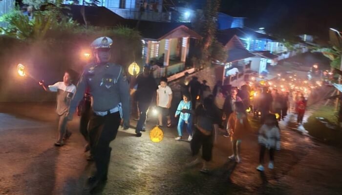 Paskah 2025, Polres Fakfak Amankan Pawai Obor Jemaat Gereja GKI Nasaret Wagom
