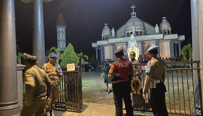 Polres Kapuas Hulu Amankan Ibadah Sabtu Suci di Gereja Katolik HSPMTB Putussibau
