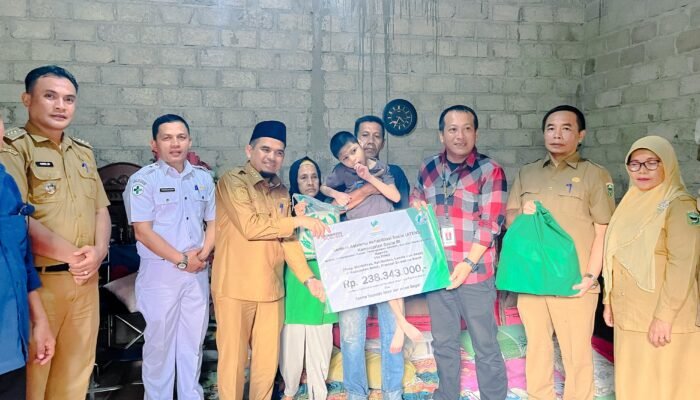 Wakil Bupati Solok H. Candra, Bersama Perwakilan Kementerian Sosial RI Serahkan Bantuan ATENSI kepada Warga di Kecamatan IX Koto Sungai Lasi