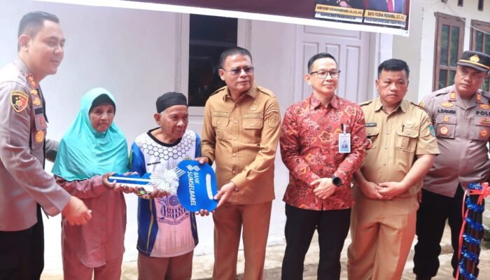 Kapolres dan Wakapolres bersama Wali Kota Prabumulih, Serahkan Dua Rumah Bantuan Kapolda Sumsel CSR BSB