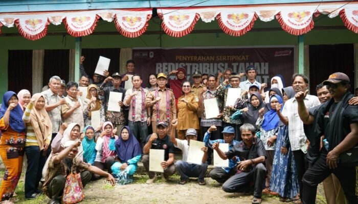 Wabup Kapuas Hulu Serahkan Sertifikat TORA Untuk Masyarakat Transmigrasi
