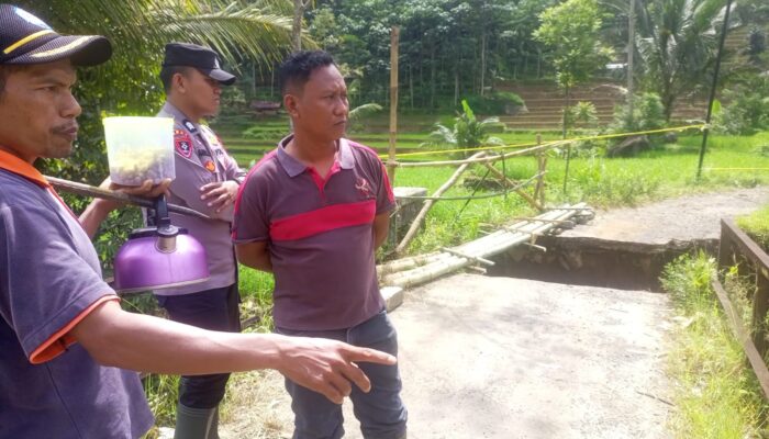 Polsek Lebakbarang bersama Warga Bangun Jembatan Sementara yang Putus Akibat Longsor