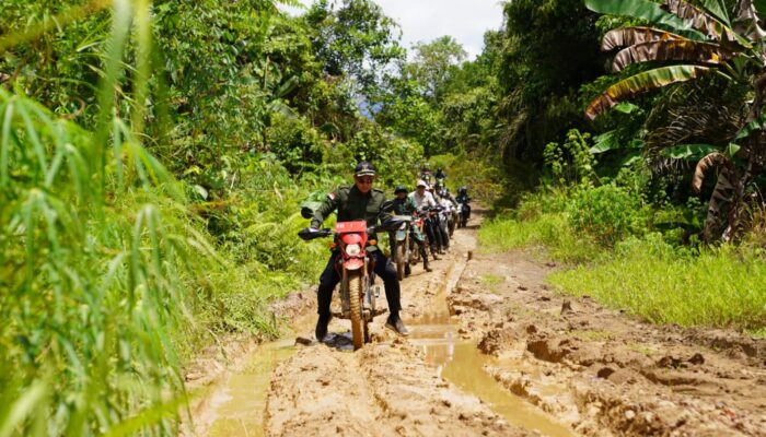 Pemkab Kapuas Hulu Bangun Ruas Jalan Nanga Raun – Rantau Bumbun Melalui Karya Bhakti