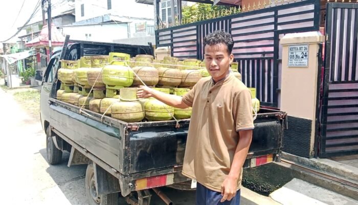 Pencuri Dua Tabung Gas di Palembang Terekam CCTV