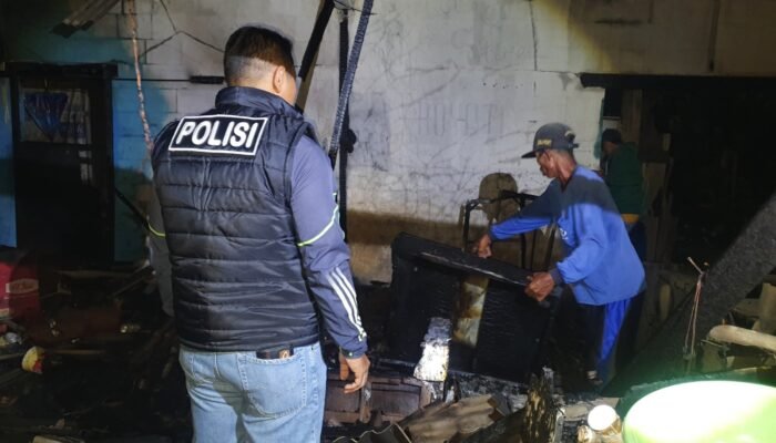 Sebelas Warung di Pantai Wonokerto Pekalongan Ludes Terbakar