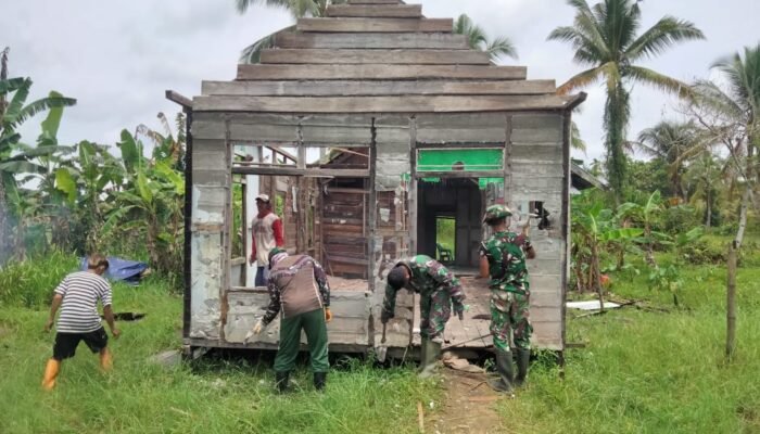 Satgas Pra TMMD Ke-124 Wilayah Mempawah Mulai Membongkar Rumah Tidak Layak Huni