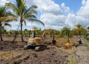 Babinsa dan Kelompok Tani Desa Sungai Purun Kecil Bahu Membahu Olah Lahan Pertanian 
