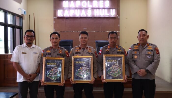 Polres Kapuas Hulu Terima “Pigura Sejuta Uang Pajak”