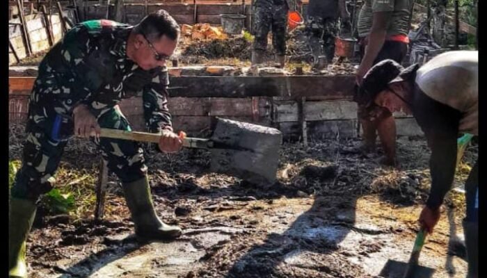 Jadi Sorotan, Dandim 1201/Mempawah Ngaduk Semen saat Bangun Rumah Warga