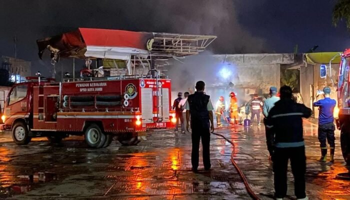 SPBU Simpang Kawat Jambi Terbakar Hebat, Satu Mobil Hangus