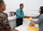 Kanwil Kemenkum Jambi Serahkan SK Pensiun dan Protokol Notaris di Muara Bungo