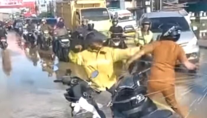 Pria Berseragam ASN ‘Duel’ Dengan Pengendara Motor
