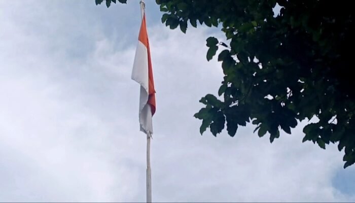 Bendera Merah Putih Lusuh dan Robek Berkibar di Kantor DLHP Provinsi Sumsel