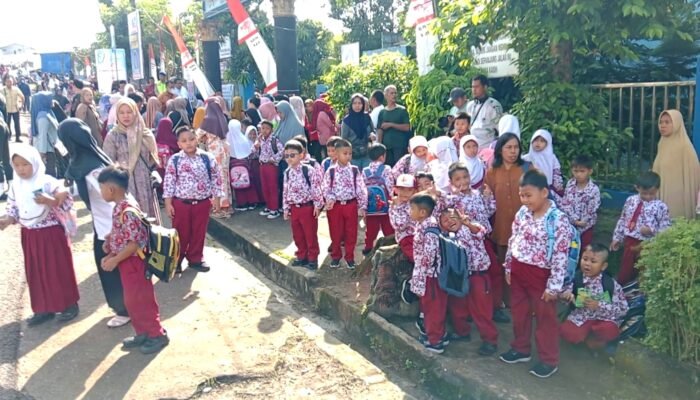 Murid dan Wali Murid SDN 129 Palembang Antusias Sambut Kedatangan Presiden Prabowo