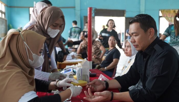Bupati Kapuas Tinjau Pelayanan Kesehatan Bergerak dan Sunatan Masal di Desa Miau Merah Silat Hilir