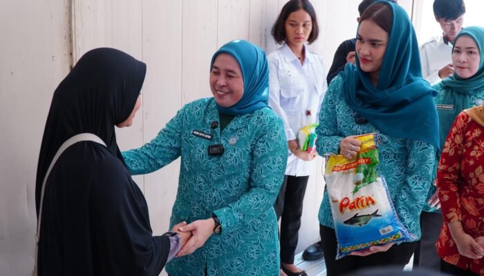 Ketua TP PKK Bersama Dharmawanita Santuni Korban Kebakaran
