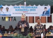 Bupati Fakfak Kenakan Mahkota Cendrawasih dan Tomang Pada Peringatan Hardiknas 2025