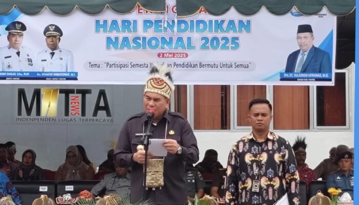 Bupati Fakfak Kenakan Mahkota Cendrawasih dan Tomang Pada Peringatan Hardiknas 2025