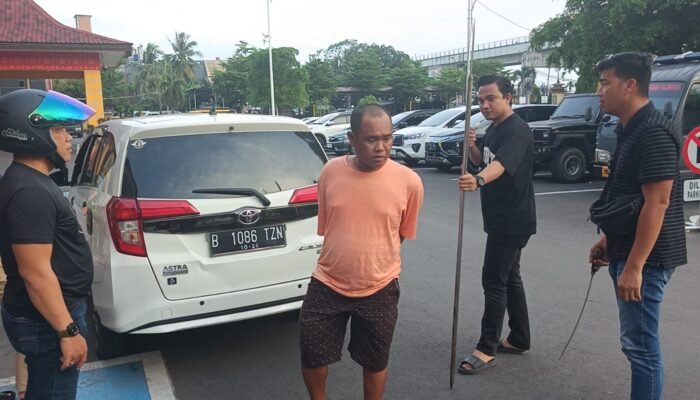 Bagong Ancam Andri Dengan Celurit dan Tombak