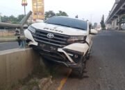 ‘Ngantuk’ Mobil Rush Tabrak Median Jembatan Fly Over Jakabaring