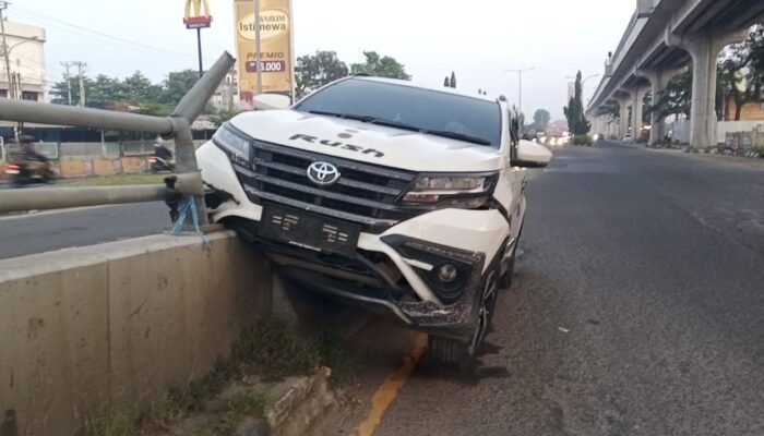 ‘Ngantuk’ Mobil Rush Tabrak Median Jembatan Fly Over Jakabaring