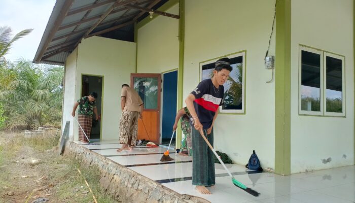 Satgas dan Masyarakat Gotong Royong Bersihkan Masjid di Sela Kegiatan TMMD ke-124 Wilayah Mempawah