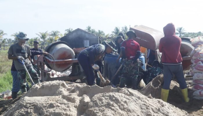 Inilah Gambaran Keakraban TNI dan Masyarakat Desa Sungai Purun Kecil