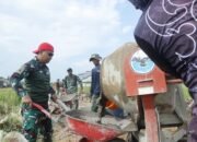 Tunjukkan Teladan, Dansatgas TMMD Turun Tangan Dorong Arco di Tengah Panas Terik