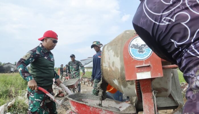 Tunjukkan Teladan, Dansatgas TMMD Turun Tangan Dorong Arco di Tengah Panas Terik