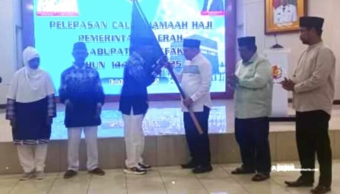 Bupati Fakfak Lepas Keberangkatan Calon Jemaah Haji Fakfak Tahun 2025