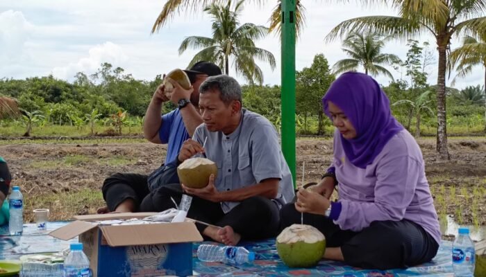 Tim BBPP dan Pasiter Nikmati Segarnya Kelapa Petani di Lokasi TMMD Mempawah