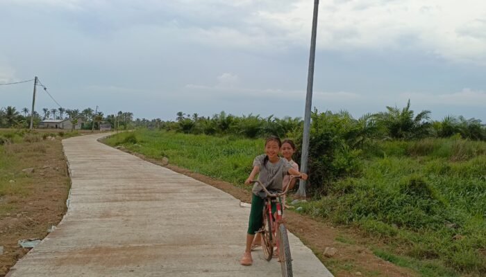 Meski Belum Rampung, Anak-Anak Nikmati Jalan TMMD