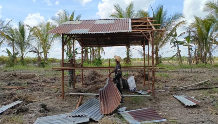 Bersama TNI, Warga Bangun Tempat Istirahat Sekaligus Simbol Harapan