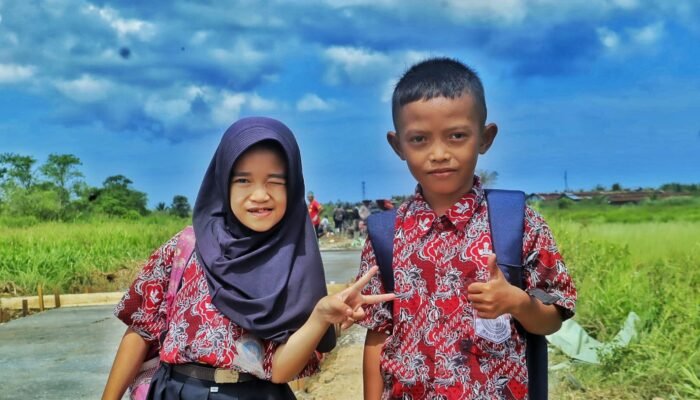Kisah Farel dan Naisyah Menuju Sekolah di Tengah Pembangunan Jalan TMMD ke-124 Mempawah