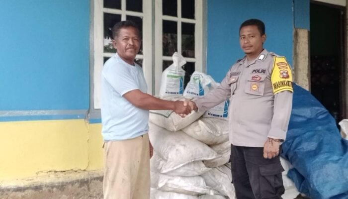 Dukung Ketahanan Pangan Bomberay, Polsek Bomberay Bareng PT Rimbun Sawit Papua Salurkan Bantuan Pupuk