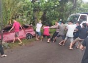 Kapolsek Wiradesa dan Warga Bantu Evakuasi Mobil yang Terperosok