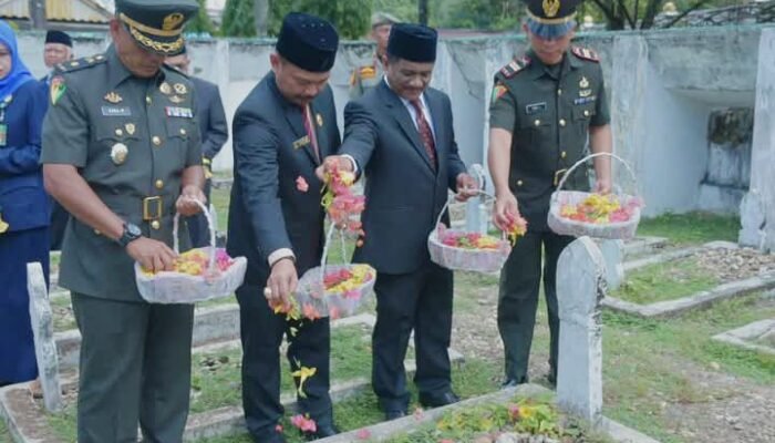 Harkitnas 117, Forkompinda Aceh Tamiang Ziarah dan Tabur Bunga di Makam Pahlawan