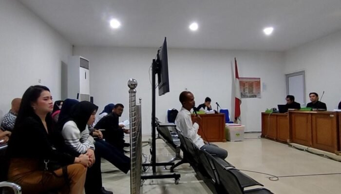 Tatapan Mata dan Gelengan Kepala Istri Muda Terdakwa Penuh Isyarat ke Arah Deliar