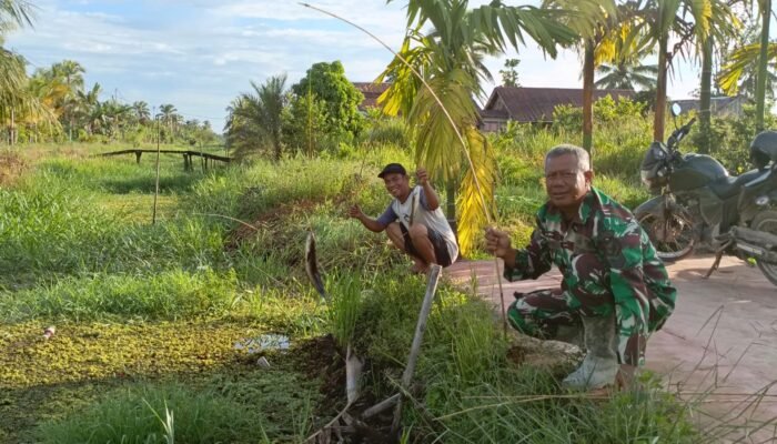 Satgas TMMD dan Warga Mancing Bareng di Sungai Desa