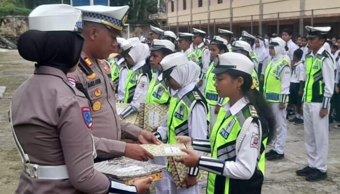 Komitmen Bina Generasi Muda, Satlantas Polres Fakfak Berikan Penghargaan Kepada Anggota PKS