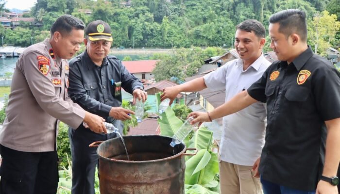 Polres Fakfak Musnahkan Miras Lokal Jenis Sopi