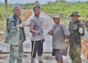 Tahap Finishing Rabat Beton Jadi Bukti Kerja Keras Satgas TMMD Ke-124 Mempawah Bersama Warga