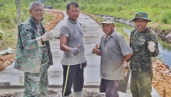 Tahap Finishing Rabat Beton Jadi Bukti Kerja Keras Satgas TMMD Ke-124 Mempawah Bersama Warga